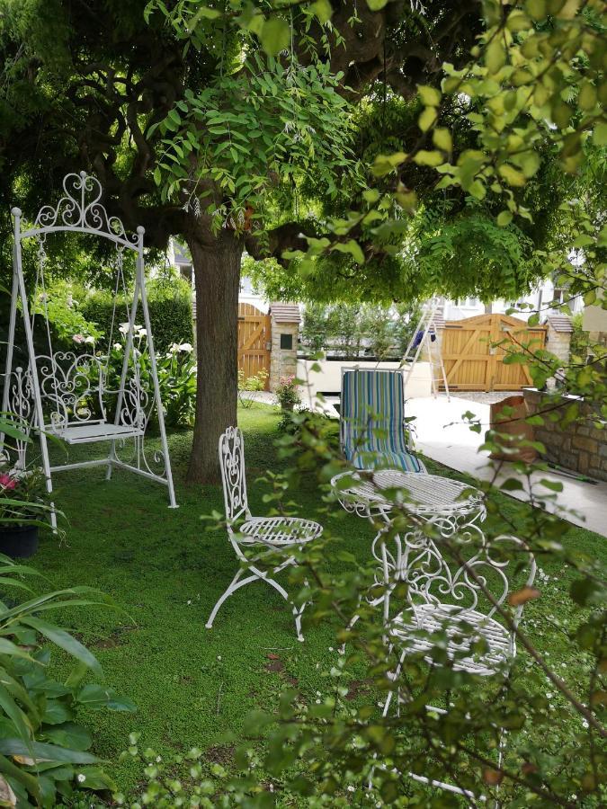 Maison Bayeux: Charming Garden Retreat Near City Centre Exterior photo