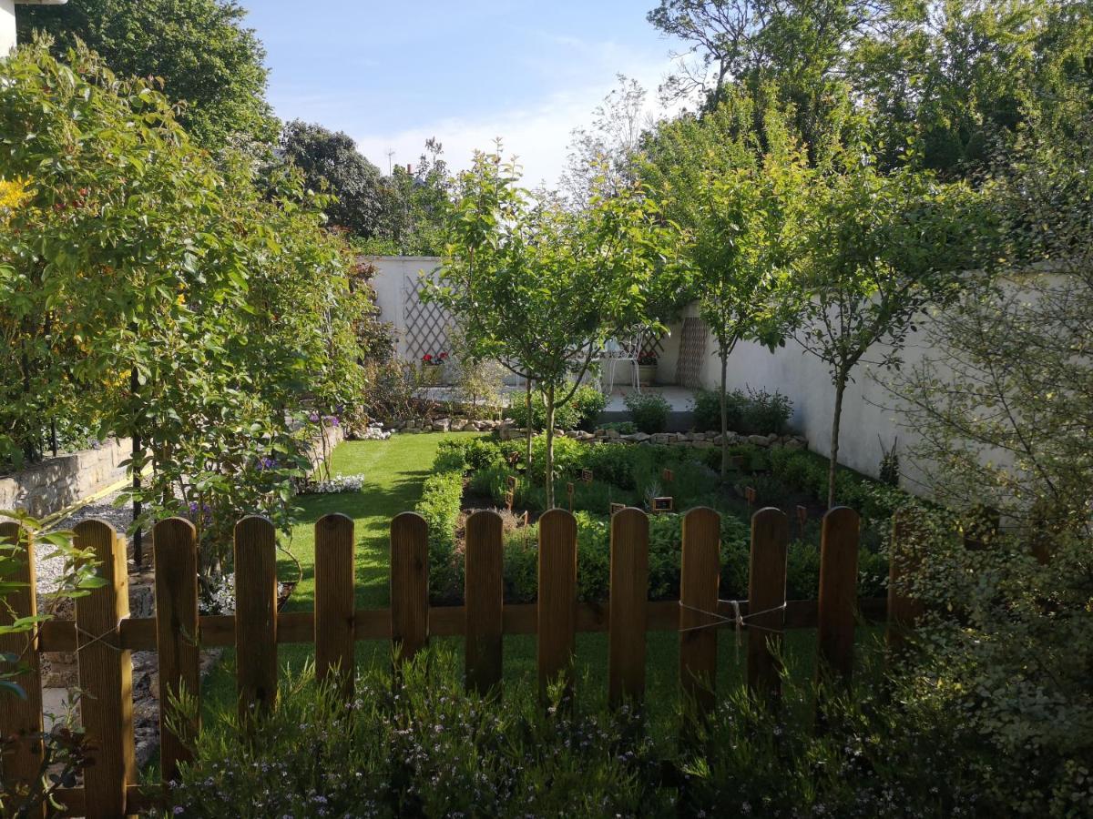 Maison Bayeux: Charming Garden Retreat Near City Centre Exterior photo